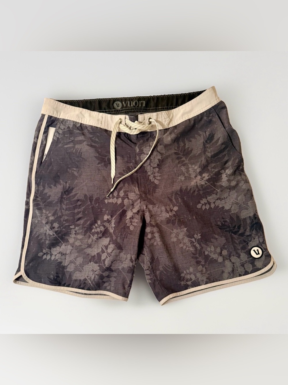 Vuori Shorts Mens 34 Gray Floral Tropical Swim Trunks Cruise Boardshorts V314